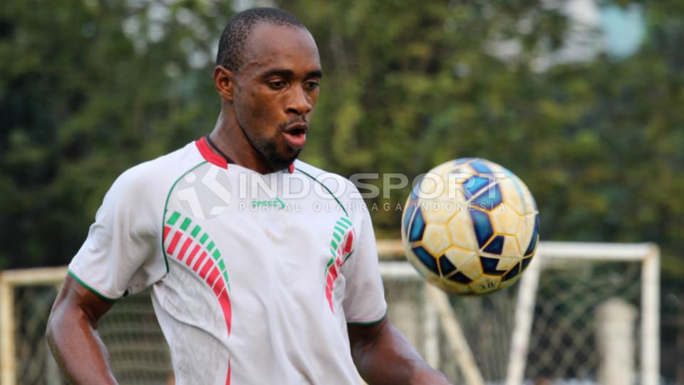 Penyerang Persipura Jayapura, Lancine Kone saat melakukan juggling bola. - INDOSPORT